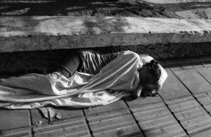 Mujer dormida con hojas secas_5 marzo 2011_gris BAJA