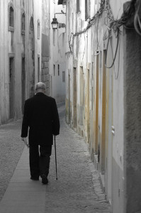 Anciano caminando